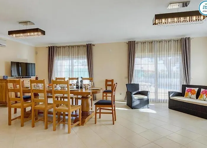 Villa Mikael - Free Wi-Fi - Aircon - Private Pool By Bedzy